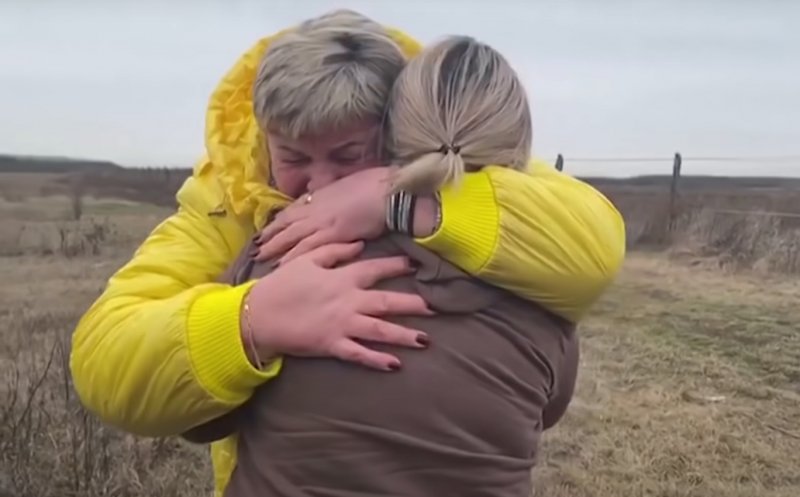 Şi-a pus copiii în mâinile unui străin ca să îi scape de război: „Te rog, du-i pe copii la ea! Soția mea e în Italia, dar va veni în Ungaria, să-i aștepte”