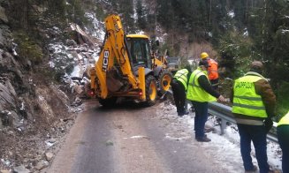 A început operațiunea de degajare a stâncilor căzute pe drumul Măguri-Răcătău