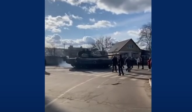Curajul unei naţiuni: Ucraineni NEÎNARMAŢI încearcă să oprească tancurile ruseşti cu mâinile goale