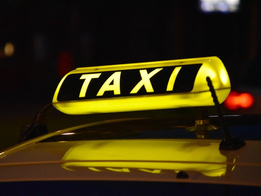 Un taximetrist OPORTUNIST a profitat de trei refugiaţi ucrainieni. A luat o amendă de 10.000 de lei şi a rămas fără autorizaţie