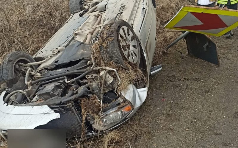 Accident pe un drum din Cluj. Un tânăr s-a dat peste cap cu mașina