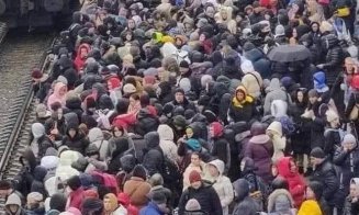 Imagine care va intra în cărțile de istorie! Ucraineni, așteptând trenul salvator în gara din Harkov