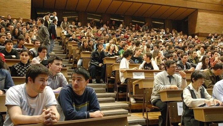 Începând de miercuri, studenții revin FIZIC la facultate!