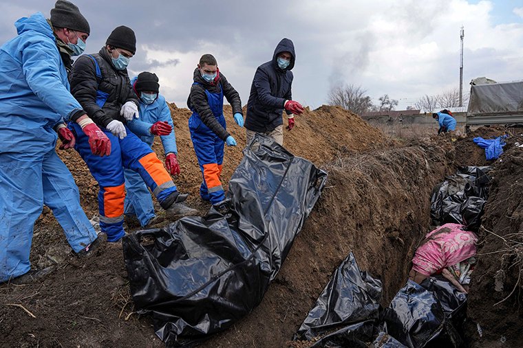 Scene şocante la Mariupol: Cadavrele soldaților și civililor coborâte în GROPI COMUNE