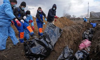 Scene şocante la Mariupol: Cadavrele soldaților și civililor coborâte în GROPI COMUNE