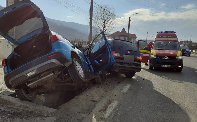 Accident cu răniți pe un drum din Cluj. Două mașini au ajuns în șanț/ Trafic blocat zeci de minute