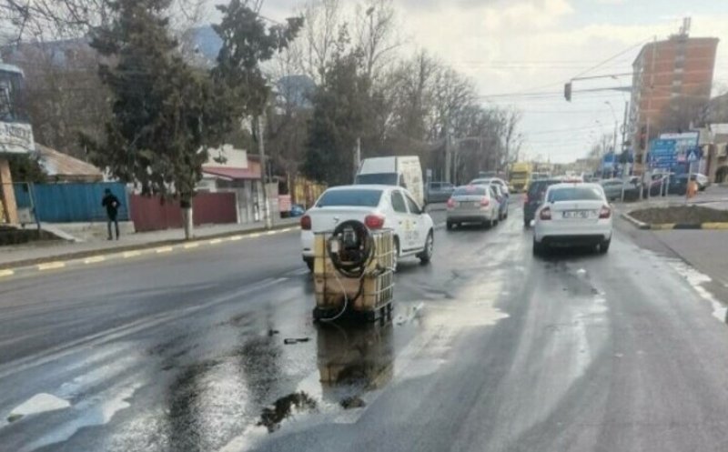 De-a râsu'-plânsu': Și-a făcut provizii de 1.000 de litri de motorină într-un container de plastic, dar l-a răsturnat pe şosea