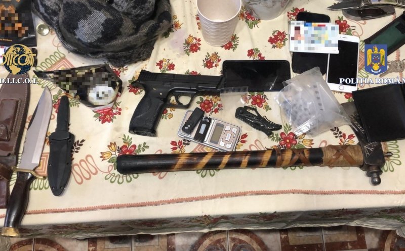 Percheziţii la traficanți de droguri în Cluj și Alba. Polițiștii au dat și peste săbii, cuțite și un pistol