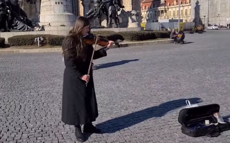Ziua de Cluj | O tânără din Ucraina cântă la vioară pentru încetarea  războiului, în centrul Clujului