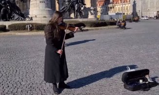 O tânără din Ucraina cântă la vioară în centrul Clujului pentru oprirea războiului