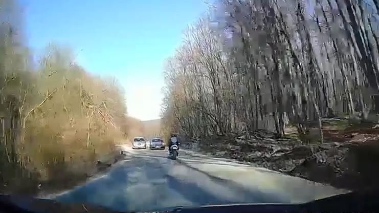 La un pas de o TRAGEDIE pe drumul din Făget! Impact frontal evitat la mustaţă de un motociclist