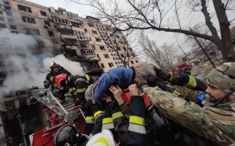 Rusia continuă bombardamentele asupra civililor din Ucraina. Un bloc de locuinţe din Kiev a fost distrus în această dimineaţă