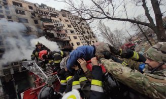 Rusia continuă bombardamentele asupra civililor din Ucraina. Un bloc de locuinţe din Kiev a fost distrus în această dimineaţă