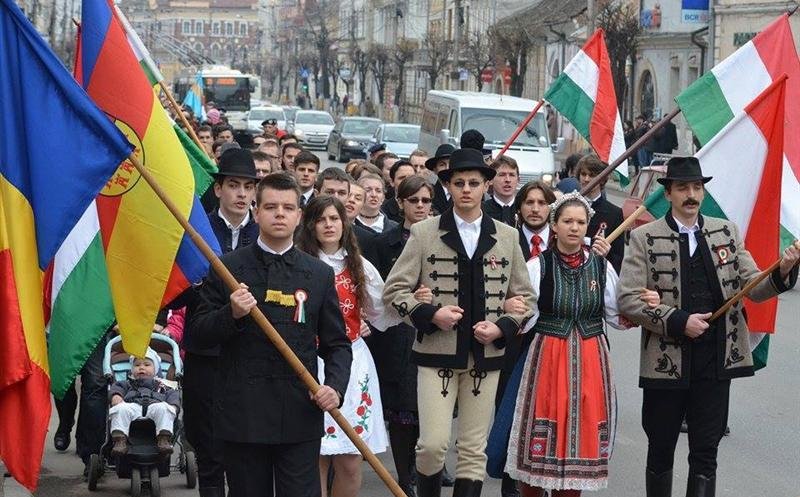 15 Martie, Ziua Maghiarilor de Pretutindeni. Procesiune în centrul Clujului