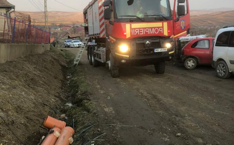 Intervenție de URGENȚĂ la Cluj. O persoană a fost prinsă sub un mal de pământ/ Victima, un bărbat de 43 de ani, a murit