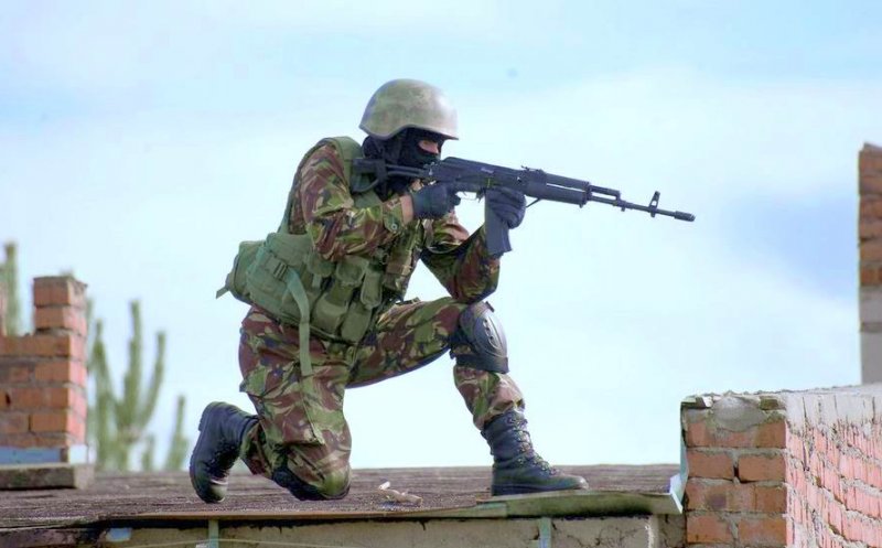 Soldat amenintat cu un cutit de un hoț și deposedat de armă și muniție