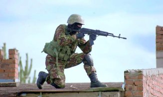 Soldat amenintat cu un cutit de un hoț și deposedat de armă și muniție