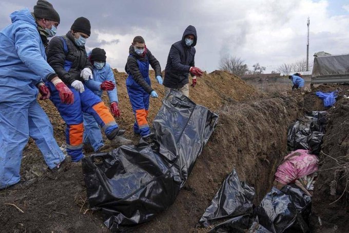 Imagini de groază! Uncrainenii morți în bombardamente sunt îngropați de vecini în curțile blocurilor