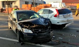 ACCIDENT în Cluj cu 3 mașini implicate. A intervenit descarcerarea pentru extragerea unei victime