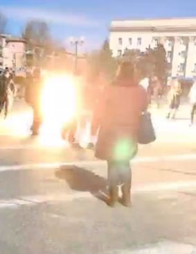 Fără menajamente! Soldații rușii au tras asupra ucrainilor strânși la un protest în Herson