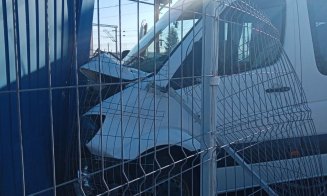 18 persoane implicate într-un ACCIDENT într-o localitate din Cluj. Impact între un microbuz și un autoturism