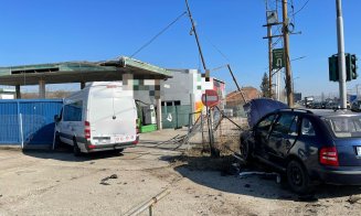 18 persoane implicate într-un ACCIDENT într-o localitate din Cluj. Impact între un microbuz și un autoturism