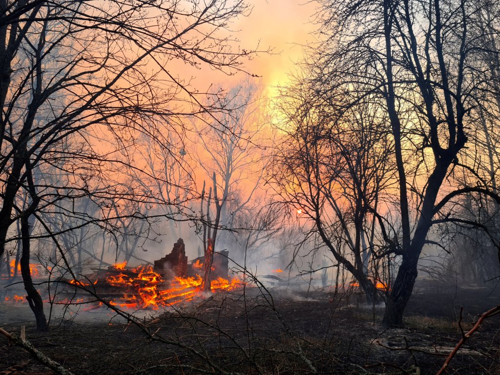 Incendii de vegetație la Cernobîl. Crește riscul de răspândire a fumului radioactiv
