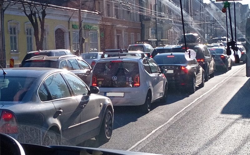 Apel la calm în traficul haotic din Cluj-Napoca. ”Avem mii de mașini, șoferi macho, nesimțiți și frustrați”