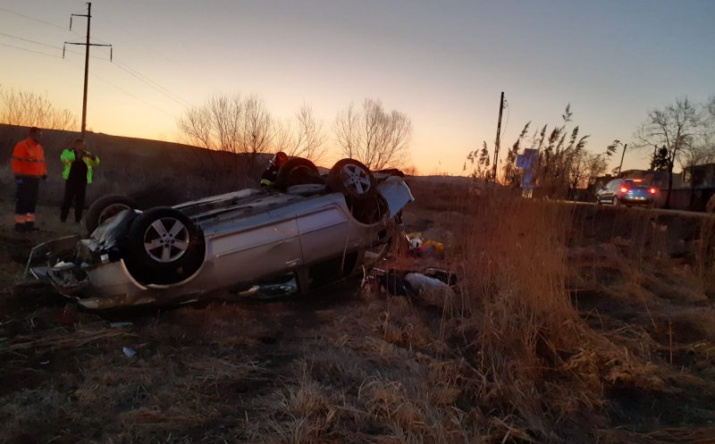 ACCIDENT în judeţul Cluj: În urma impactului o maşină a ajuns cu roţile în sus