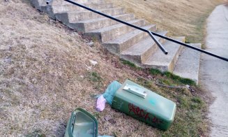 Coșuri de gunoi abandonate pe malul Someșului