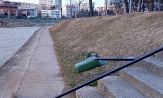Coșuri de gunoi abandonate pe malul Someșului