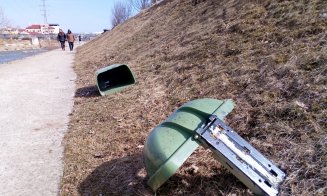 Coșuri de gunoi abandonate pe malul Someșului