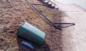 Coșuri de gunoi abandonate pe malul Someșului