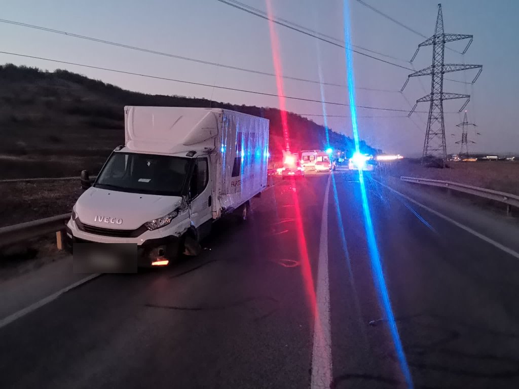 ACCIDENT pe centura Vâlcele-Apahida. Impact între un autotren, o autoutilitară și un autoturism, cu 2 victime spitalizate