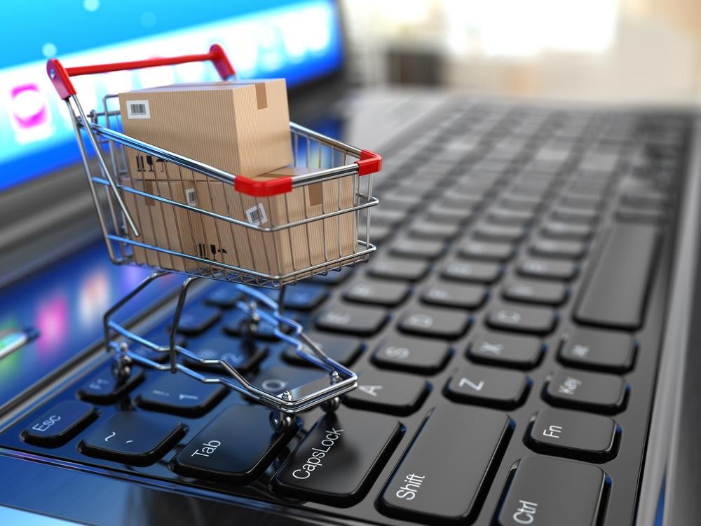 Românii au revenit la cumpărăturile online, după ce, în primele zile ale războiului din Ucraina, au ținut banii în portofel