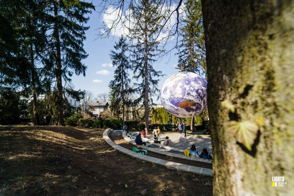 "Pământul", în Grădina Botanică! Un selfie = o donație pentru „O masă caldă”, ce oferă hrană refugiaților ucraneni ce trec orin Gara Cluj