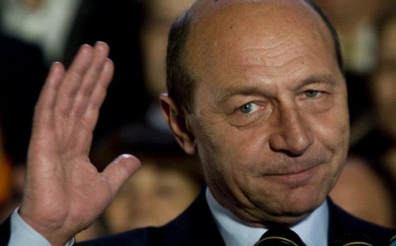 Băsescu, internat cu AVC la Paris. Alt scenariu: la Bruxelles după un atac  de panică