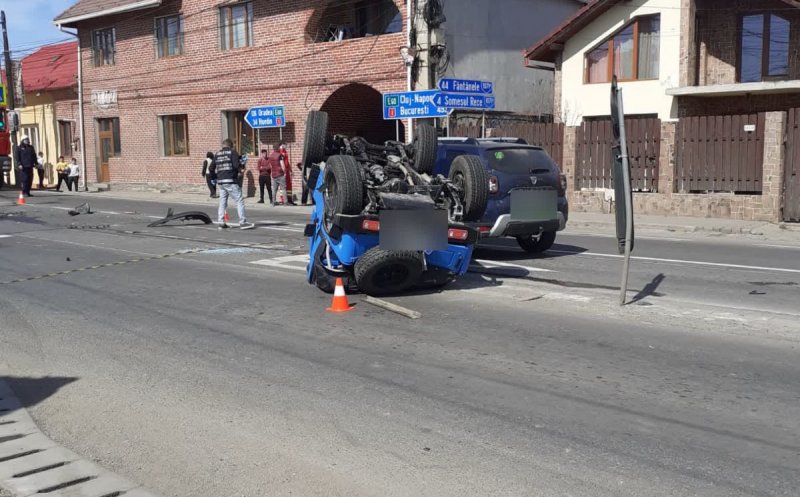 Accident cu trei mașini, una răsturnată, în Gilău. O minoră de 17 ani a ajuns la spital