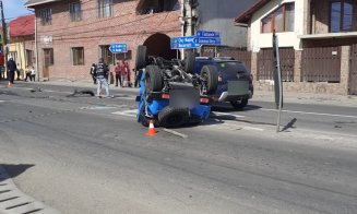 Accident cu trei mașini, una răsturnată, în Gilău. O minoră de 17 ani a ajuns la spital