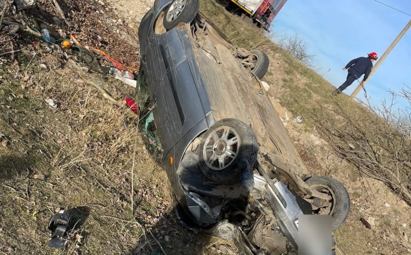 Mașină răsturantă, 3 răniți între care un copil mic