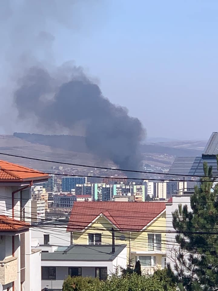 Incendiu în Cluj. Un nor negru de fum, vizibil din tot orașul