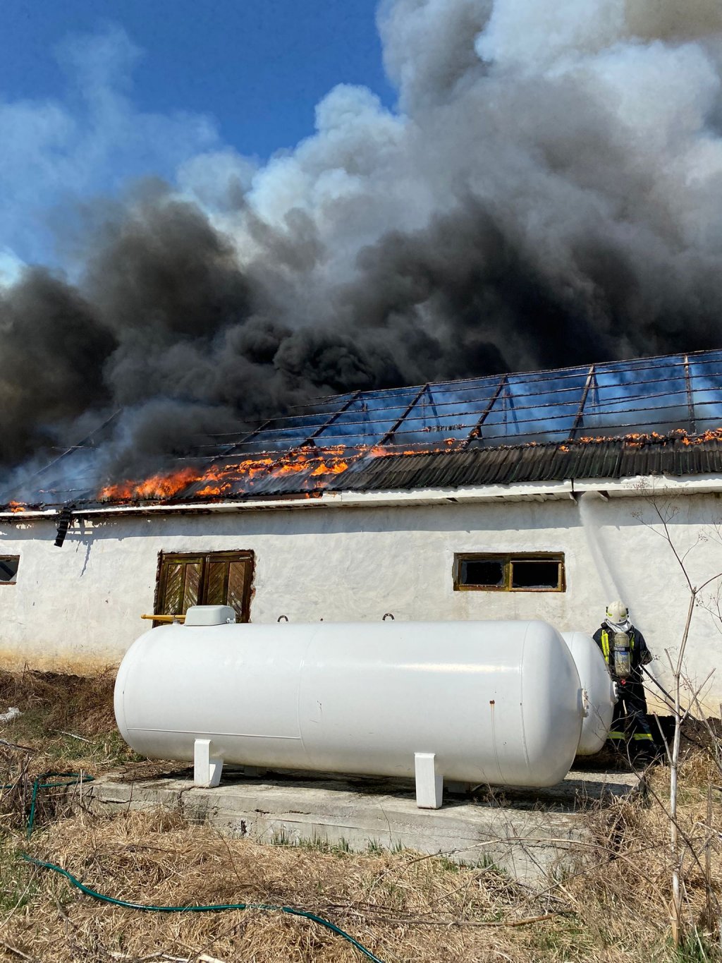 Pericol de explozie la Cluj! Incendiu puternic lângă două rezervoare pline cu gaz