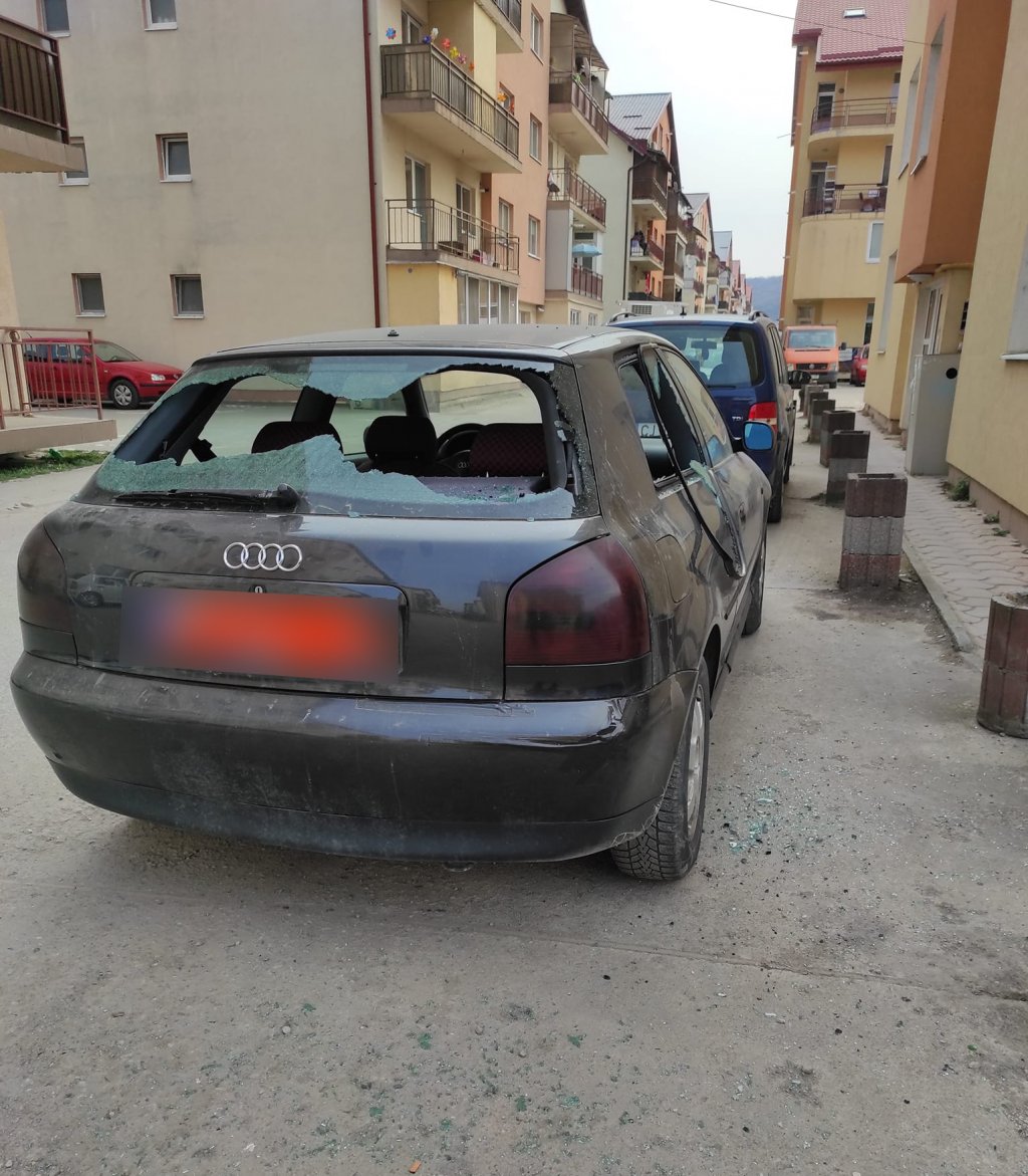 Spargeri în Floreşti sau vandalizare în plină zi? Clujenii spun că şi în Cluj-Napoca au văzut de curând maşini prădate de hoţi
