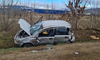 Accident Cluj: Mașină în șanț între Florești și Gilău/ Două femei au ajuns la spital