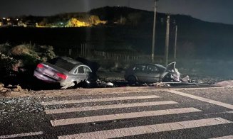 ACCIDENT în Cluj: Impact frontal între două autoturismele. Un pasager şi ambii şoferi care au 18 ani au ajuns la spital
