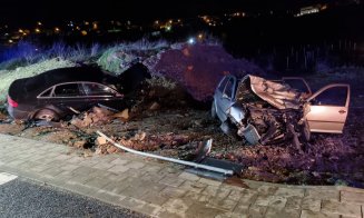 ACCIDENT în Cluj: Impact frontal între două autoturisme. Un pasager şi ambii şoferi care au 18 ani au ajuns la spital