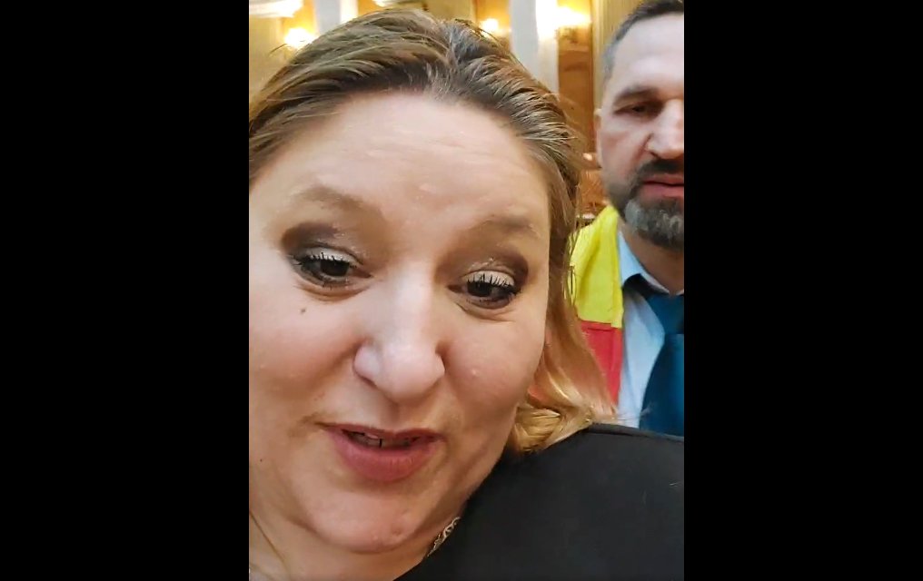 Șoșoacă a părăsit sala de plen la discursul lui Zelenski şi spune că Parlamentul României ar avea obligația să-l invite și pe Putin