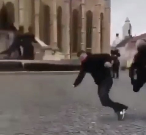 Bătaie ca-n filme în centrul Clujului! Un ultras CSA, făcut KO de un jandarm / O fată lovită cu o scticlă-n cap