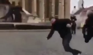 Bătaie ca-n filme în centrul Clujului! Un ultras CSA, făcut KO de un jandarm / O fată lovită cu o scticlă-n cap