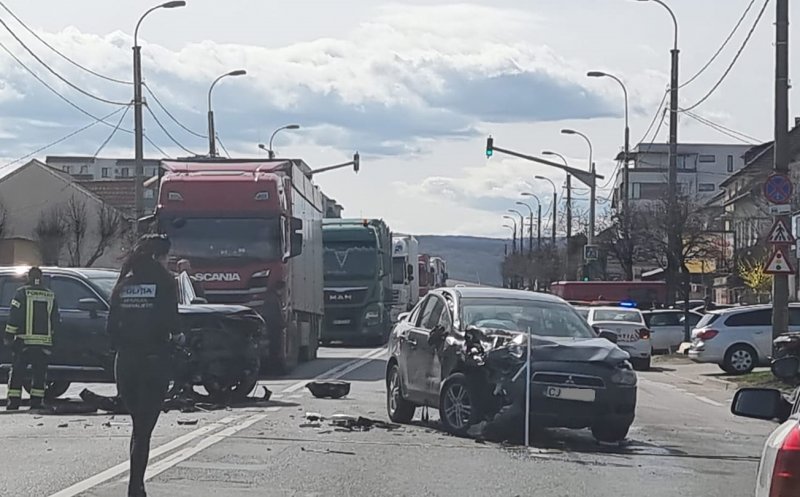 Impact violent între doi bolizi pe Coposu. Două persoane, transportate la spital